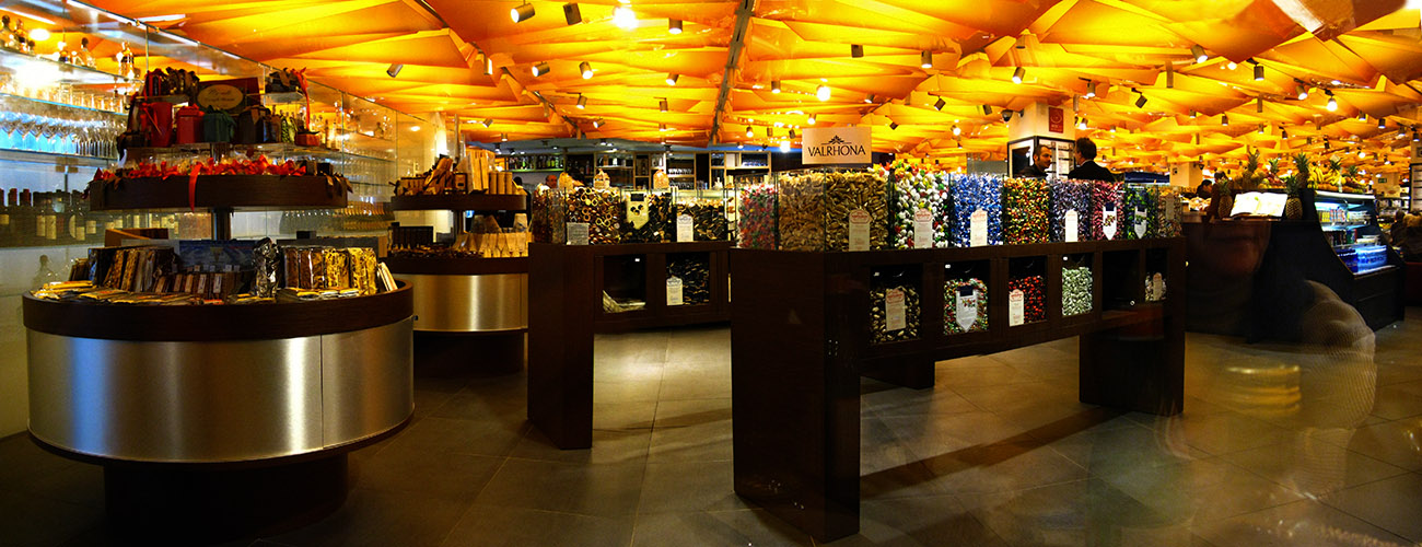 Rinascente Department Store,<br/>candy section of their food market .. 1652_3_5a