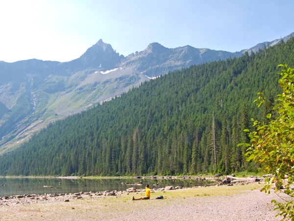 zP1010337 Avalanche Lake and hikers and wildfire white sky and haze.jpg