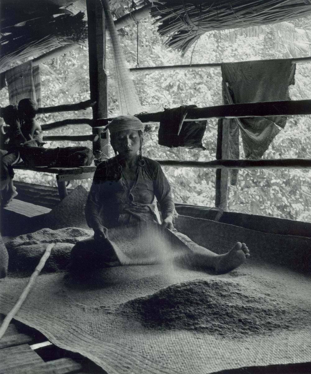1964 Sarawak - Winnowing rice