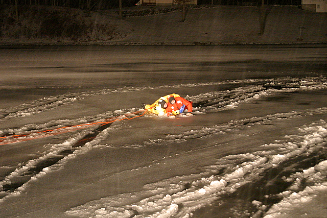 20070227-fd-ice-rescue-drill-0031.JPG