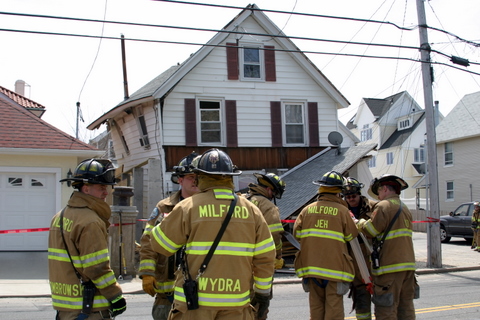 20070424-1713-milford-fd-house-collapse-115-merwyn-ave.JPG