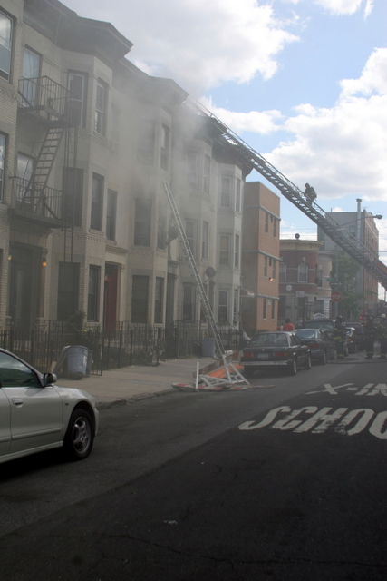 20070606-fdny-bronx-fire-1816-clinton-ave-00.JPG