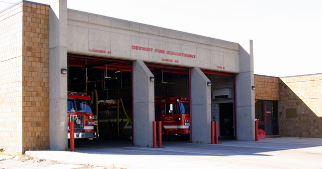 2006_Detroit_Fire_Dept_Engine-40_Ladder-17_Squad-5_firehouse_13939_dexter.JPG