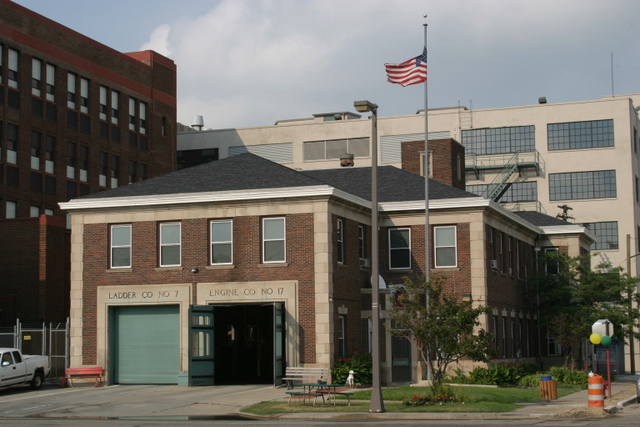 2007-july-detroit-fire-engine-17-ladder-7-firehouse-6100-second.JPG