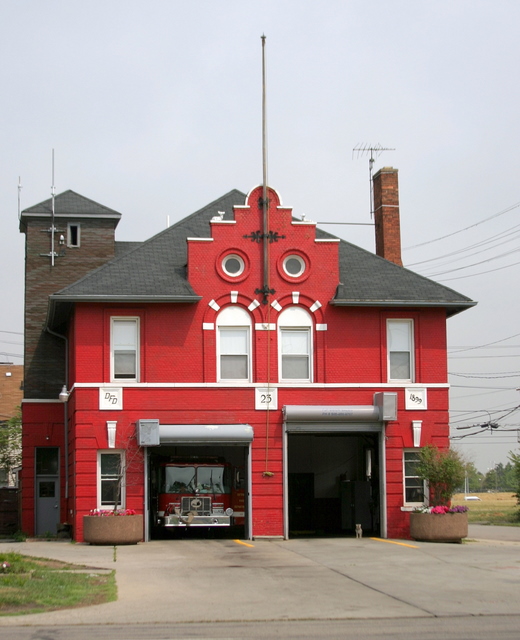 2007-july-detroit-fire-engine-23-squad-3-firehouse-1818-e-grand-blvd.JPG