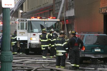 20071212_new_haven_fire_third_alarm_29_center_st_brass_monkey_4338.JPG