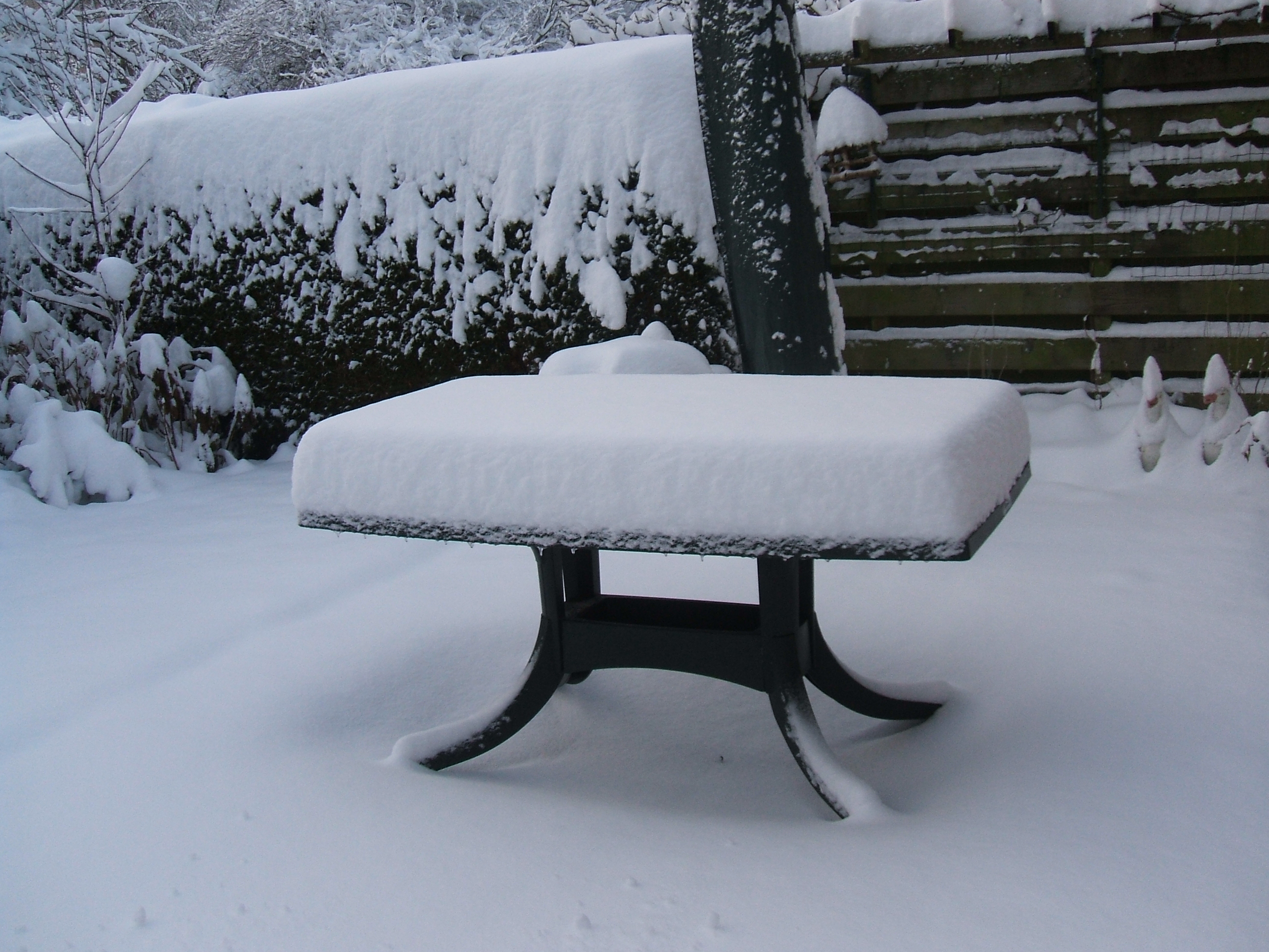 Sneeuw gedekte tuintafel