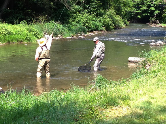 John keeps rod high for fish landing 1819.jpg