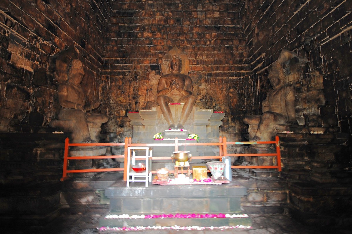Candi Mendut - Buddha