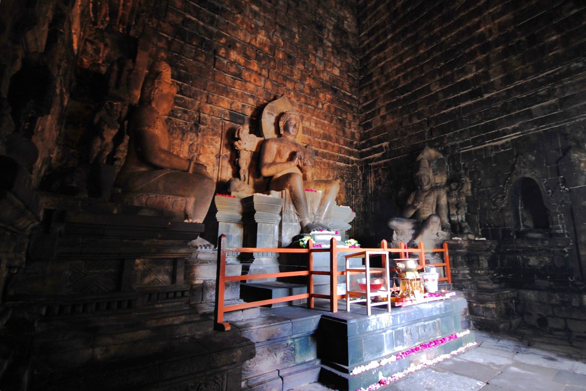 Candi Mendut - Buddha