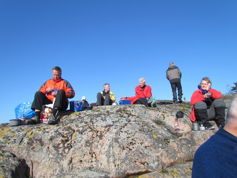 Frukost i solen Alf, Bosse, Peggy och Eva