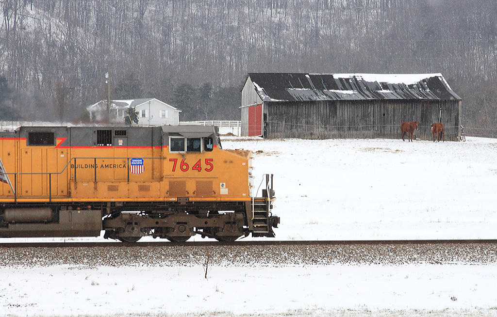 UP 7645 leads NS 264 at Bowen KY 