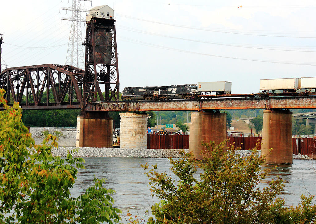 Northbound 282 leaves Chattanooga for a night time run up the CNO&TP 