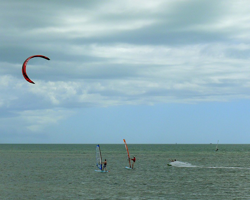 Kitesurfing & Windsurfing