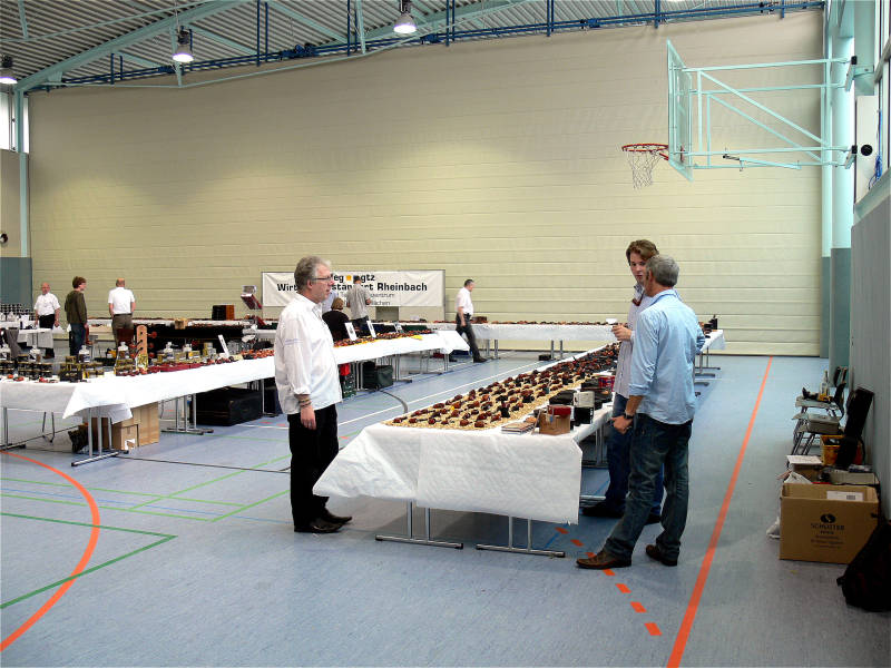 Blick nach rechts durch die Ausstellungshalle (vom Eingang her).