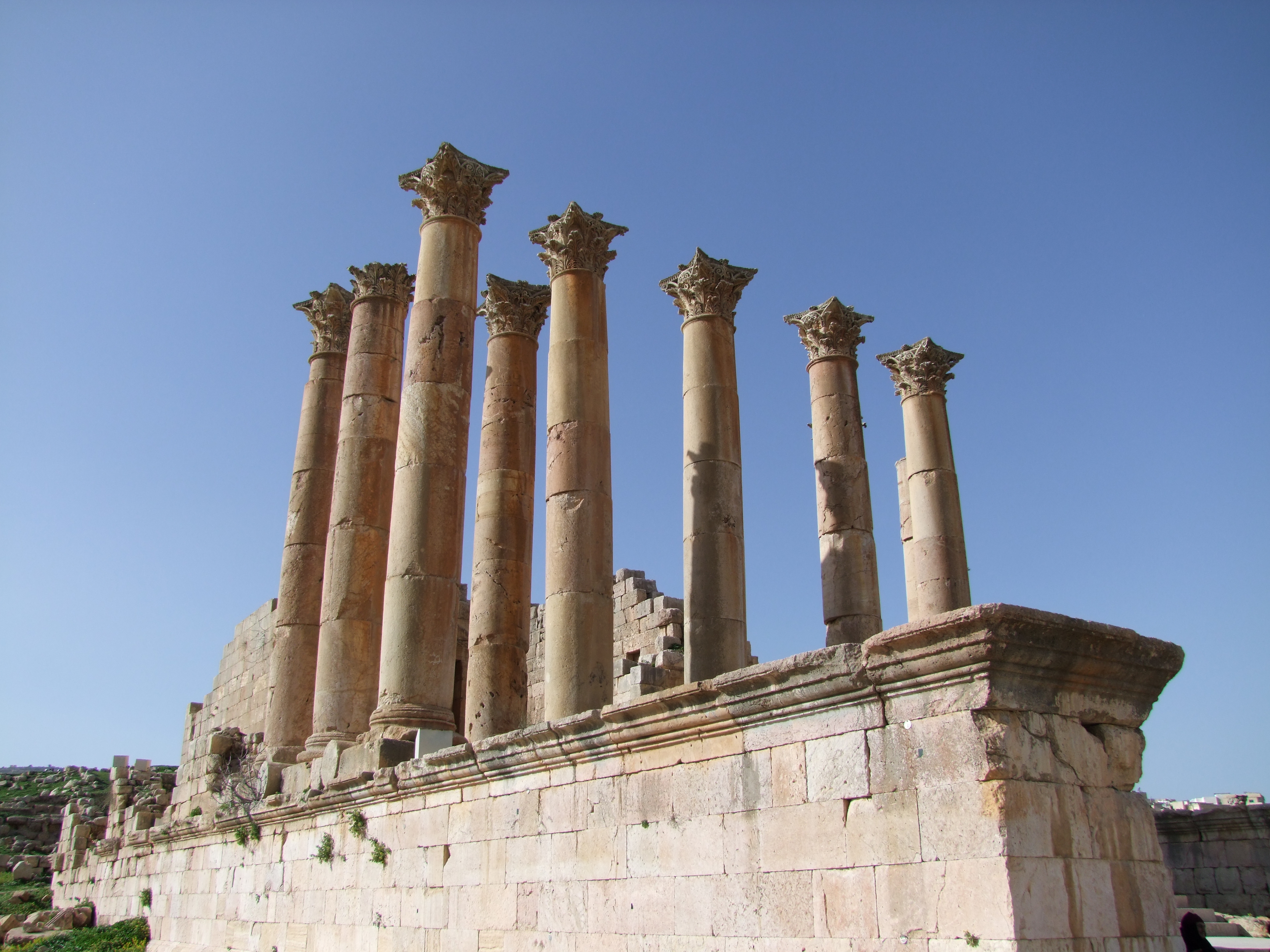 Temple Esplanade Jerash Jordan.jpg