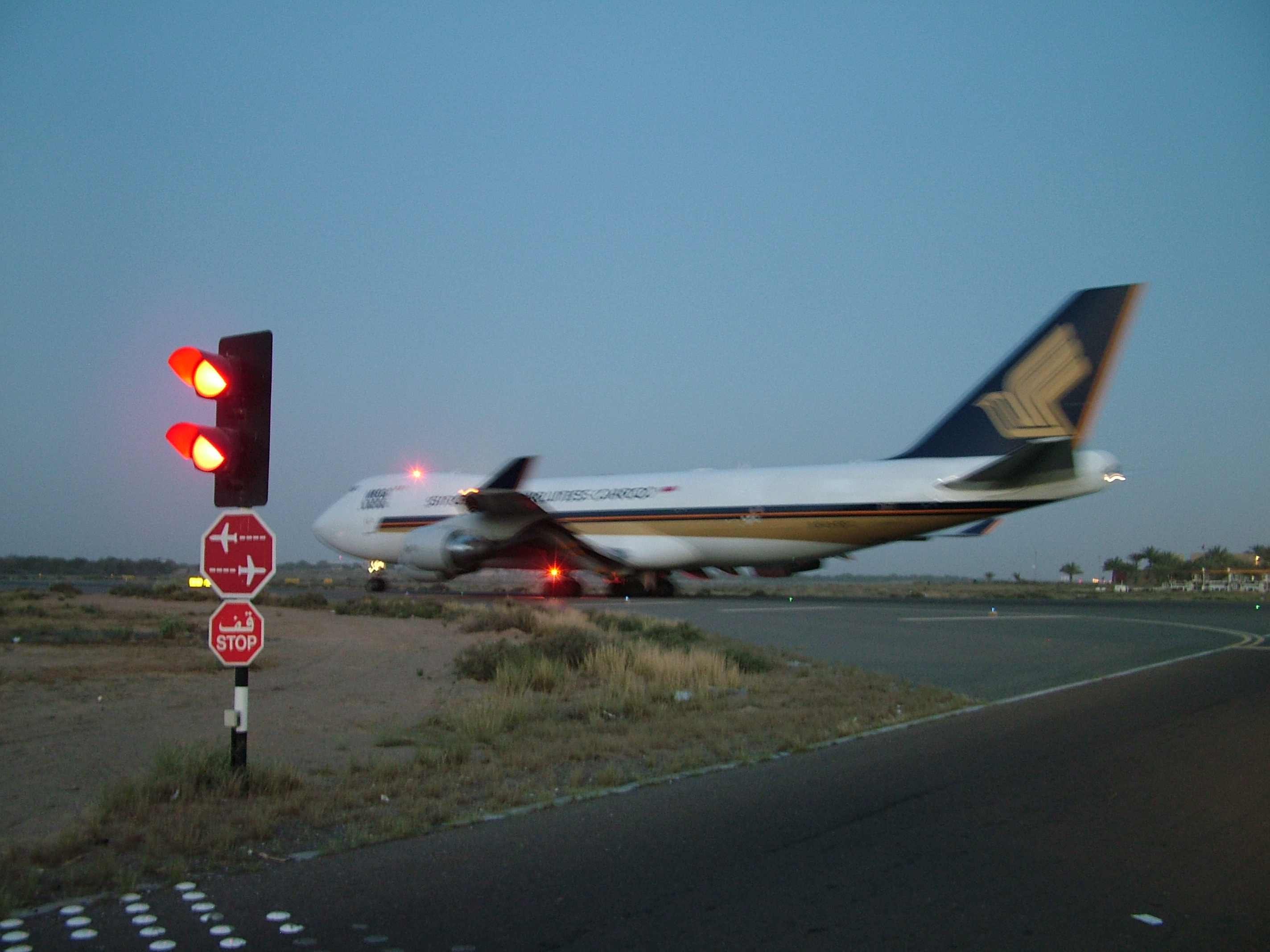 1828 11th March 07 Singapore Airlines taxying at dusk at Sharjah Airport.JPG