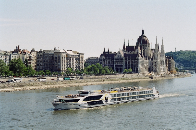 Haj s a Parlament - A ship and the Parliament.jpg