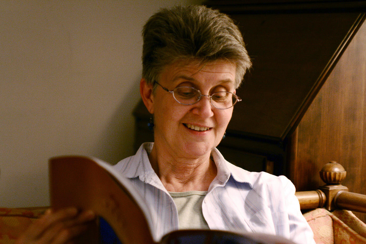 Pat reads Natures Best Photos 2006