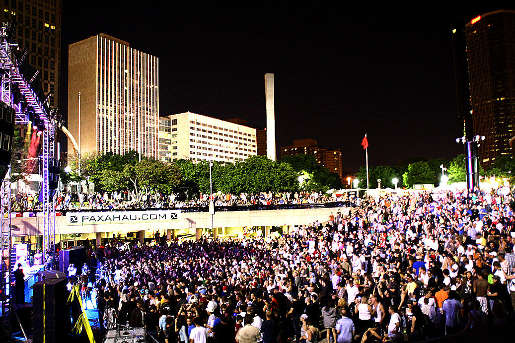 final DJ performs at Detroits Electronic Music Festival 2007