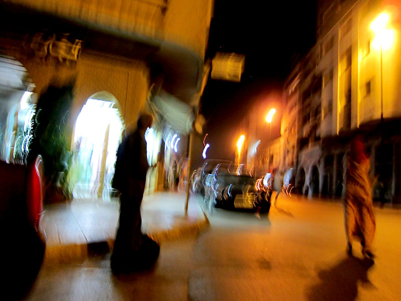130059744.PAgocPL6.pb_Waitingforataxi.jpg