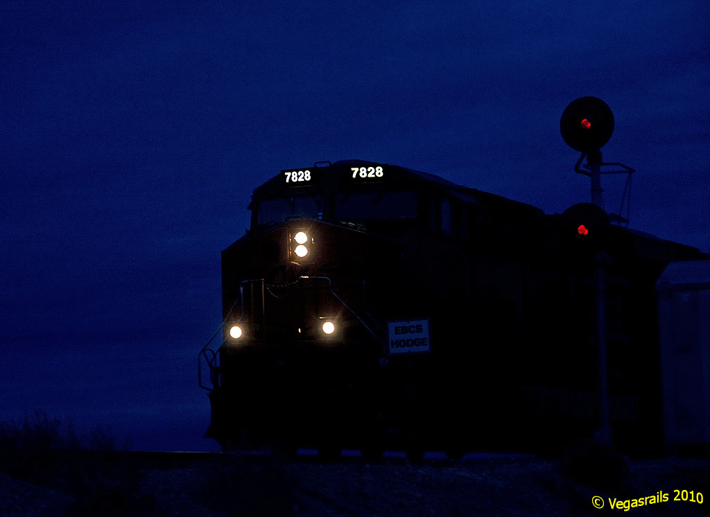 BNSF 7828 at  the signal of hodge