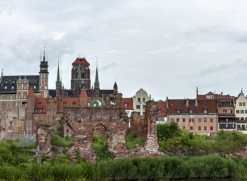 Ruins of war, Spichlerze Island