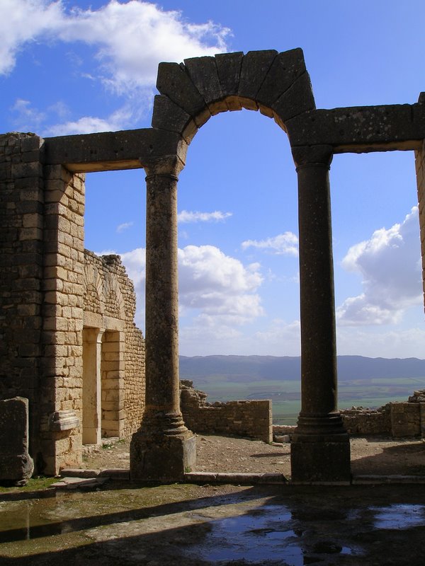 Dougga - spectacular arch to Lycinian baths
