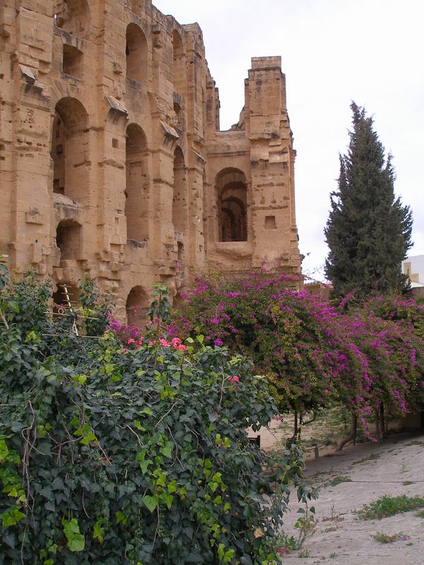 El Djem - Roman amphitheatre - exterior