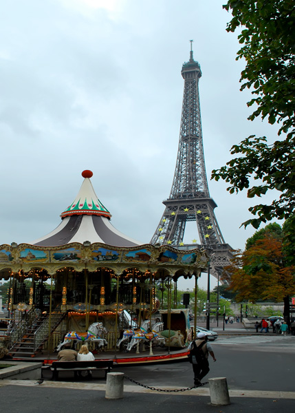 Carousel near the Eiffel