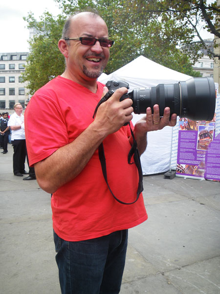 Holding 6,000 Nikkor Lenz
