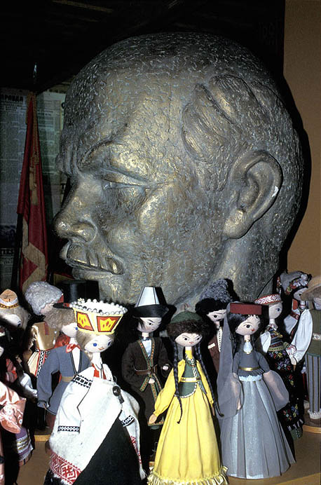 Lenin with the peoples of the world, Grutas