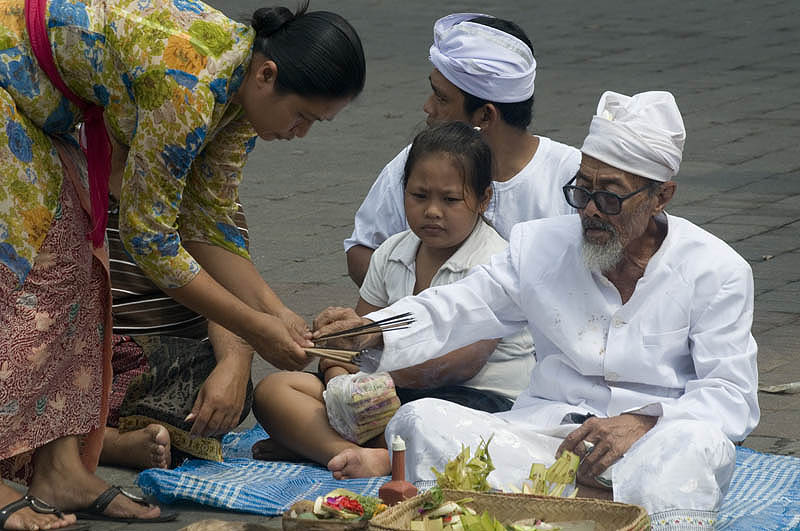 Anggara Kasih Tambir: priest performing initial rites