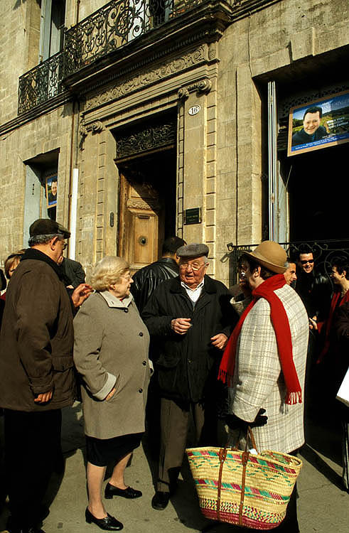 Voters gather in Pezenas