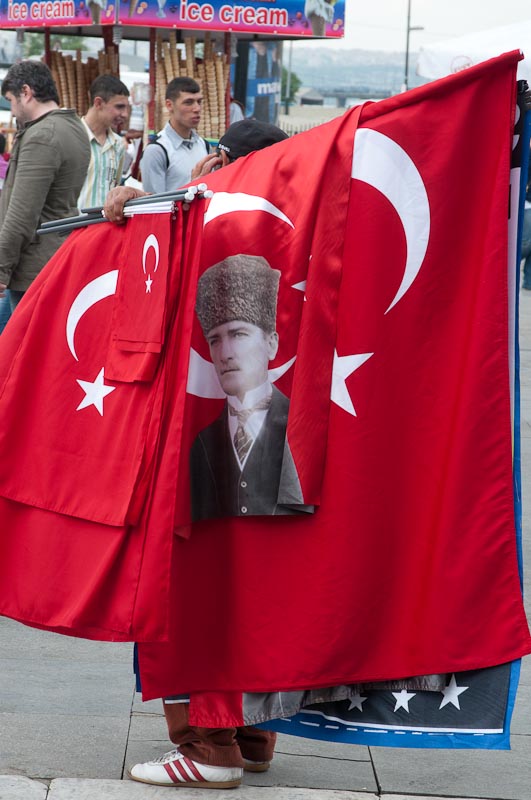 Showing the flag, Istanbul (2)