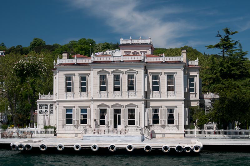 Grand summer homes beside the Bosphorus...