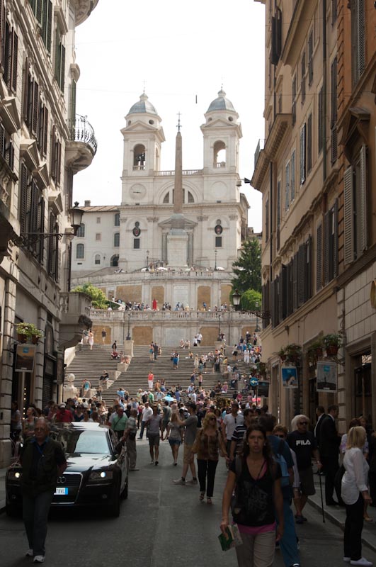 Approaching the Piazza di Spagna