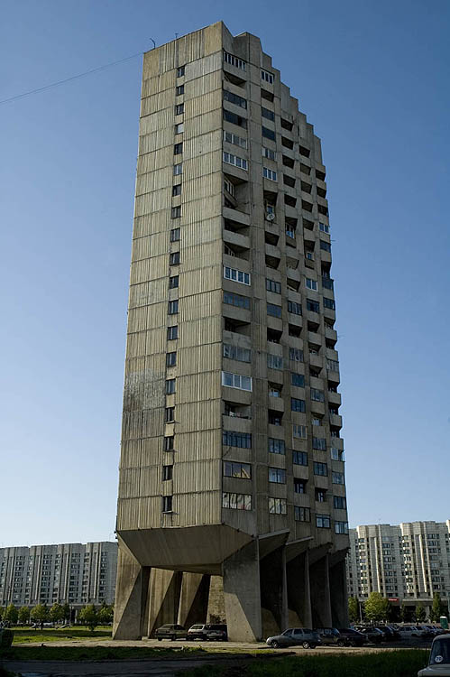 Suburban apartment tower at Nalychnaya