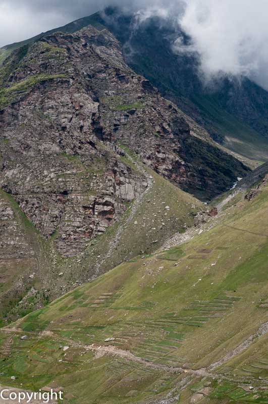 Winding up towards the Rohtang La (3,979 m)