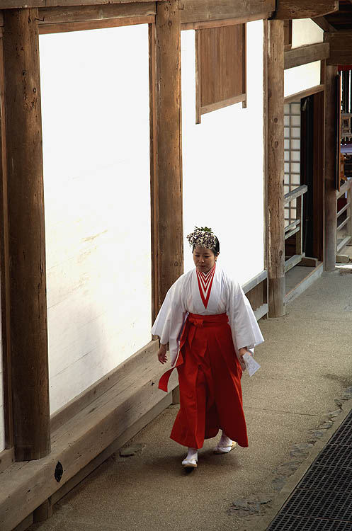 Shinto priestess 