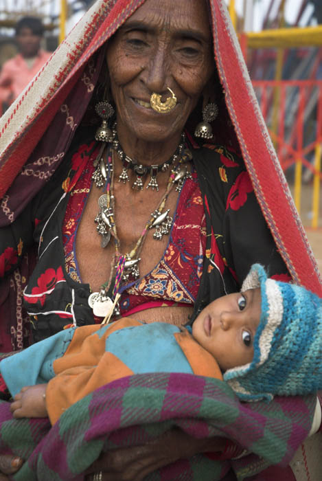 Nomad woman with grandchild, Pushkar