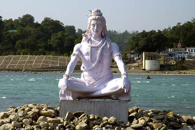 Shiva effigy beside the Ganges