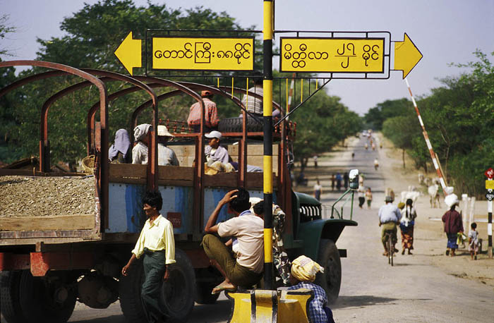 Burma/Myanmar: Crossroads near Thazi
