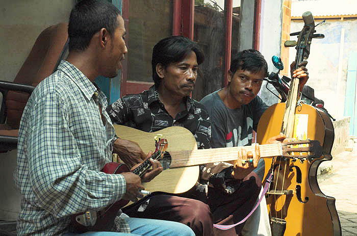 Street musicians, Jalan Surabaya