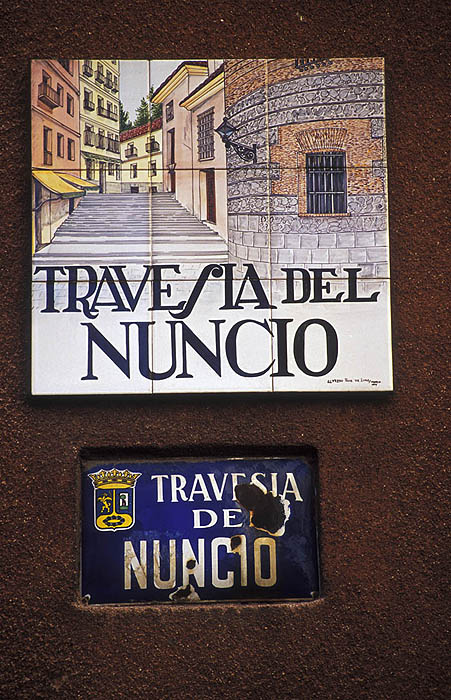 Travesa del Nuncio street signs