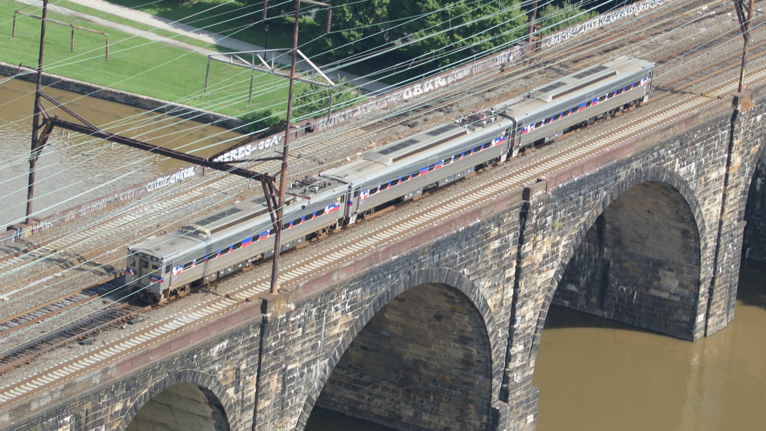SEPTA DMU on the corridor