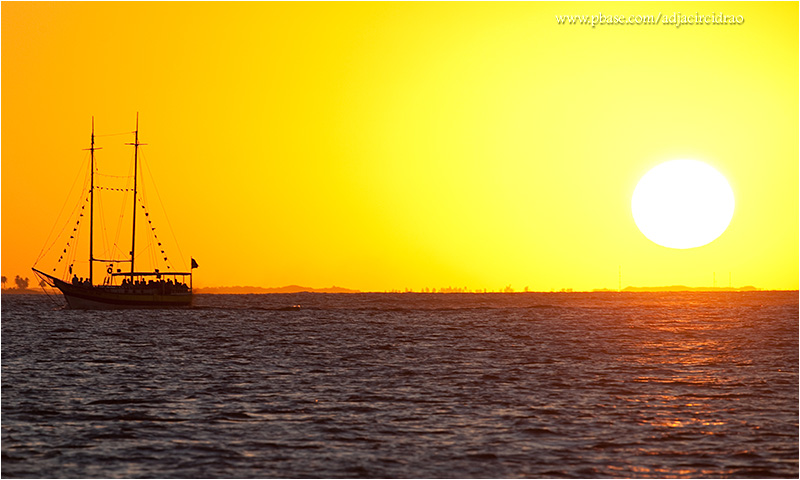Gradiente do Sol ao Entardecer com Veleiro