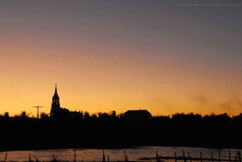 Entardecer e Igreja ao fundo