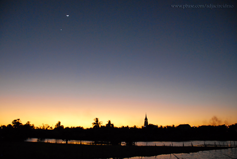 Entardecer e Igreja ao fundo