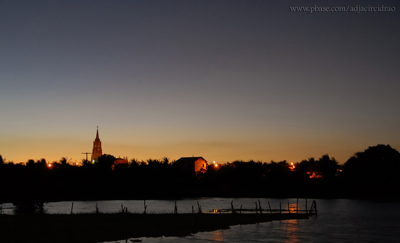 Entardecer e Igreja ao fundo